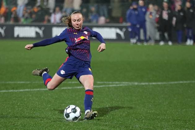 DFB-Pokal Frauen: RB Leipzig - SV Werder Bremen; 16.11.2025 Lou-Ann Joly (6, RB Leipzig) scheitert mit ihrem Schuss während des Elfmeter-Schießens. Fußball, DFB-Pokal Frauen, Saison 2025 2026, Achtelfinale: RB Leipzig vs. SV Werder Bremen am 16.11.2025, Trainingszentrum Cottaweg, Leipzig. DFB REGULATIONS PROHIBIT ANY USE OF PHOTOGRAPHS AS IMAGE SEQUENCES AND OR QUASI-VIDEO. Copyright: xBEAUTIFULxSPORTS JanxKaeferx