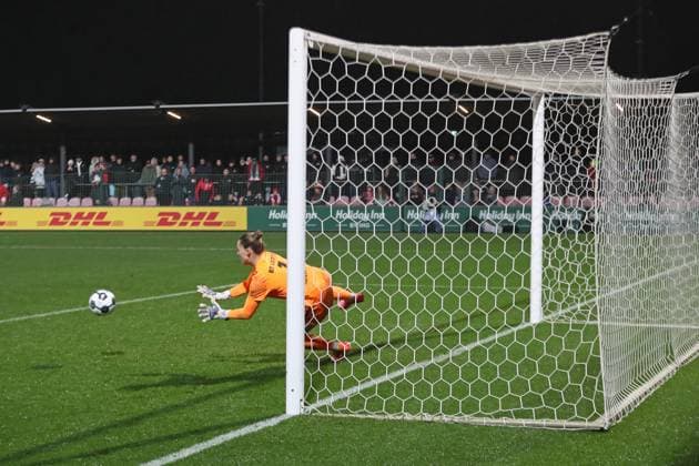 DFB-Pokal Frauen: RB Leipzig - SV Werder Bremen; 16.11.2025 Torwart Elvira Herzog (1, RB Leipzig) pariert einen Elfmeter während des Elfmeter-Schießens. Fußball, DFB-Pokal Frauen, Saison 2025 2026, Achtelfinale: RB Leipzig vs. SV Werder Bremen am 16.11.2025, Trainingszentrum Cottaweg, Leipzig. DFB REGULATIONS PROHIBIT ANY USE OF PHOTOGRAPHS AS IMAGE SEQUENCES AND OR QUASI-VIDEO. Copyright: xBEAUTIFULxSPORTS JanxKaeferx