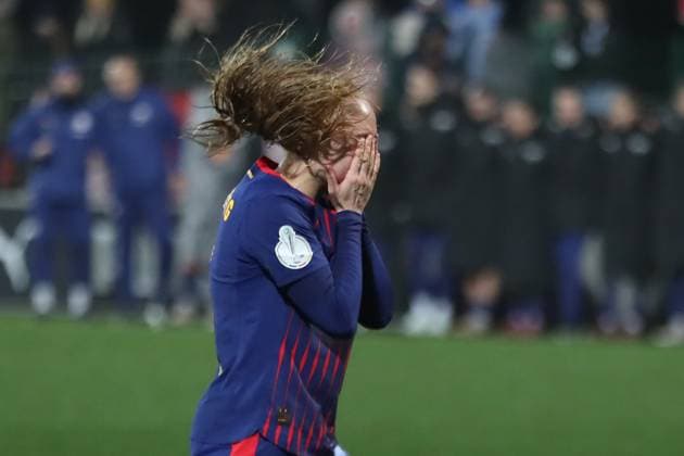 DFB-Pokal Frauen: RB Leipzig - SV Werder Bremen; 16.11.2025 Lou-Ann Joly (6, RB Leipzig) schlägt nach ihrem vergebenen Elfmeter enttäuscht die Hände vors Gesicht. Fußball, DFB-Pokal Frauen, Saison 2025 2026, Achtelfinale: RB Leipzig vs. SV Werder Bremen am 16.11.2025, Trainingszentrum Cottaweg, Leipzig. DFB REGULATIONS PROHIBIT ANY USE OF PHOTOGRAPHS AS IMAGE SEQUENCES AND OR QUASI-VIDEO. Copyright: xBEAUTIFULxSPORTS JanxKaeferx