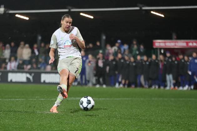 DFB-Pokal Frauen: RB Leipzig - SV Werder Bremen; 16.11.2025 Larissa Mühlhaus (7, Werder Bremen) schießt einen Elfmeter. Fußball, DFB-Pokal Frauen, Saison 2025 2026, Achtelfinale: RB Leipzig vs. SV Werder Bremen am 16.11.2025, Trainingszentrum Cottaweg, Leipzig. DFB REGULATIONS PROHIBIT ANY USE OF PHOTOGRAPHS AS IMAGE SEQUENCES AND OR QUASI-VIDEO. Copyright: xBEAUTIFULxSPORTS JanxKaeferx