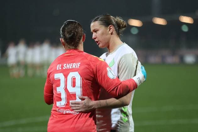 DFB-Pokal Frauen: RB Leipzig - SV Werder Bremen; 16.11.2025 Larissa Mühlhaus (7, Werder Bremen) mit Torwart Mariella El Sherif (39, Werder Bremen). Fußball, DFB-Pokal Frauen, Saison 2025 2026, Achtelfinale: RB Leipzig vs. SV Werder Bremen am 16.11.2025, Trainingszentrum Cottaweg, Leipzig. DFB REGULATIONS PROHIBIT ANY USE OF PHOTOGRAPHS AS IMAGE SEQUENCES AND OR QUASI-VIDEO. Copyright: xBEAUTIFULxSPORTS JanxKaeferx