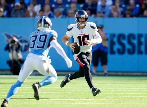 November 16, 2025, Nashville, Tennessee, USA: Texans quarterback DAVIS MILLS (10) scrambles with the ball during an NFL, American Football Herren, USA game between the Tennessee Titans and the Houston Texans on November 16, 2025 in Nashville, Tennessee. The Texans won, 16-13. Nashville USA - ZUMAc201 20251116_zap_c201_047 Copyright: xScottxColemanx