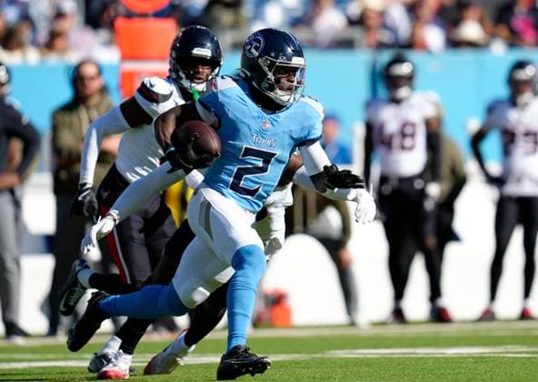 November 16, 2025, Nashville, Tennessee, USA: Titans running back TONY POLLARD (20) carries the ball during an NFL, American Football Herren, USA game between the Tennessee Titans and the Houston Texans on November 16, 2025 in Nashville, Tennessee. The Texans won, 16-13. Nashville USA - ZUMAc201 20251116_zap_c201_053 Copyright: xScottxColemanx