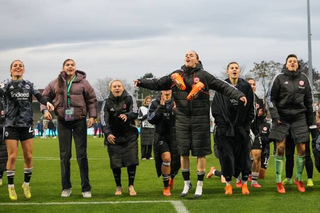Sinsheim, Deutschland 16. November 2025: DFB Pokal Frauen - 1 8 Finale - 2025 2026 - TSG 1899 Hoffenheim vs. Eintracht Frankfurt Im Bild: v.li. Ereleta Memeti (SGE), Torhüterin Sophia Winkler (SGE), Rebecka Blomqvist (SGE), Laura Freigang (SGE), Noemi Ivelj (SGE) und Torhüterin Lina Altenburg (SGE) beim Abschlussjubel nach dem Sieg gegen TSG Hoffenheim und der damit garantierte Einzug ins DFB Pokal Viertelfinale DFB regulations prohibit any use of photographs as image sequences and or quasi-video. Dietmar-Hopp-Stadion Baden Württemberg Copyright: xFotostandx xFantinix