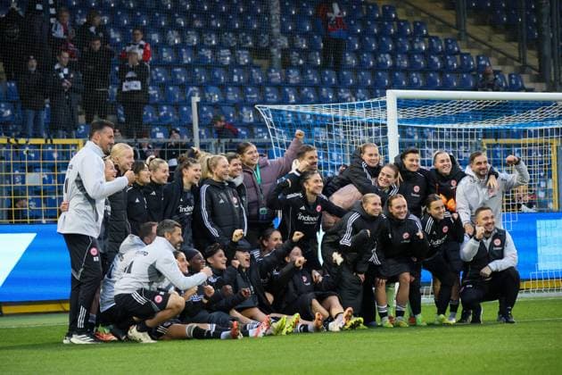 Sinsheim, Deutschland 16. November 2025: DFB Pokal Frauen - 1 8 Finale - 2025 2026 - TSG 1899 Hoffenheim vs. Eintracht Frankfurt Im Bild: Mannschaftsfoto der Spielerinnen und des Trainerteams Eintracht Frankfurt beim Abschlussjubel nach dem Sieg gegen TSG Hoffenheim und der damit garantierte Einzug ins DFB Pokal Viertelfinale DFB regulations prohibit any use of photographs as image sequences and or quasi-video. Dietmar-Hopp-Stadion Baden Württemberg Copyright: xFotostandx xFantinix