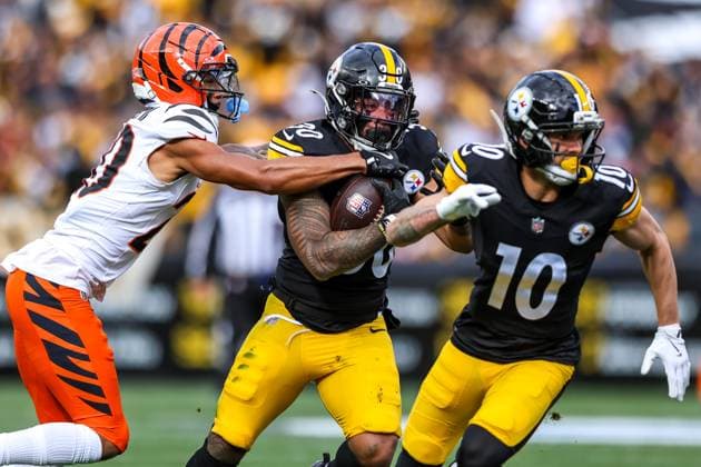 November 16, 2025, Pittsburgh, Pennsylvania, USA: Pittsburgh Steelers running back JAYLEN WARREN (30) is wrapped up by Cincinnati Bengals cornerback DJ TURNER II (20) during the NFL, American Football Herren, USA football game between the Pittsburgh Steelers and the Cincinnati Bengals at Acrisure Stadium in Pittsburgh, Pennsylvania. Pittsburgh USA - ZUMAg257 20251116_zsp_g257_021 Copyright: xBrentxGudenschwagerx