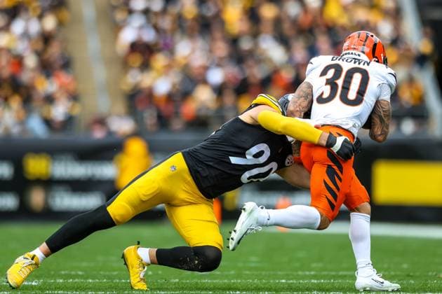 November 16, 2025, Pittsburgh, Pennsylvania, USA: Pittsburgh Steelers linebacker T.J. WATT (90) wraps up Cincinnati Bengals running back CHASE BROWN (30) in the backfield during the NFL, American Football Herren, USA football game between the Pittsburgh Steelers and the Cincinnati Bengals at Acrisure Stadium in Pittsburgh, Pennsylvania. Pittsburgh USA - ZUMAg257 20251116_zsp_g257_022 Copyright: xBrentxGudenschwagerx