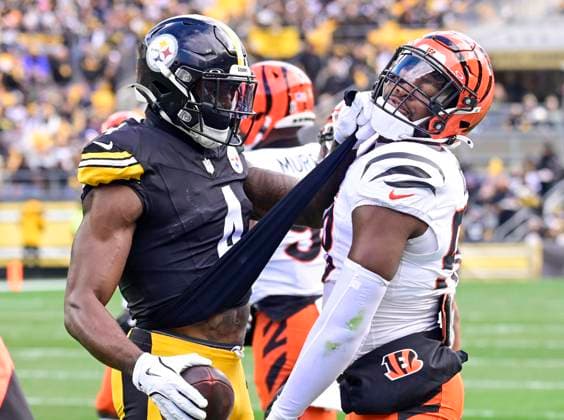 Pittsburgh Steelers wide receiver DK Metcalf (4) shows his dislike of having his jersey pulled to Cincinnati Bengals defensive end Joseph Ossai (58) during the first quarter of the Steelers 34-12 win against the Cincinnati Bengals at Acrisure Stadium Sunday, November 16, 2025 in Pittsburgh.  PIT2025111630 ARCHIExCARPENTER