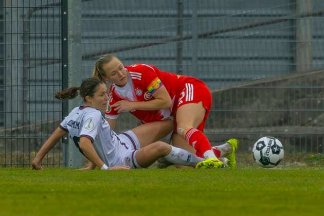 Ingolstadt, Deutschland 16. November 2025: DFB Pokal Frauen - 1 8 Finale - 2025 2026 - FC Ingolstadt 04 vs. FC Bayern München Im Bild: v. li. im Zweikampf Annika Kömm Koemm (FCI) und Magdalena Eriksson (FCB) ESV Stadion Bayern Copyright: xFotostandx xSchäferx
