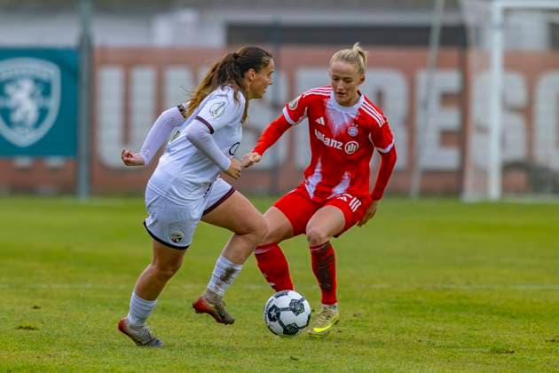 Ingolstadt, Deutschland 16. November 2025: DFB Pokal Frauen - 1 8 Finale - 2025 2026 - FC Ingolstadt 04 vs. FC Bayern München Im Bild: v. li. im Zweikampf Mara Winter (FCI) und Lea Schüller Schueller (FCB) ESV Stadion Bayern Copyright: xFotostandx xSchäferx