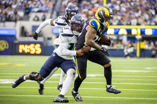 November 16, 2025, Los Angeles, California, USA: Los Angeles Rams running back Kyren Williams (23) runs the ball fighting off pressure from Seattle Seahawks linebacker Ernest Jones IV (13) during an NFL, American Football Herren, USA preseason football game at SoFi Stadium Sunday Nov. 16, 2025, in Inglewood, Calif. Los Angeles USA - ZUMAc68_ 20251116_zaf_c68_012 Copyright: xRingoxChiux