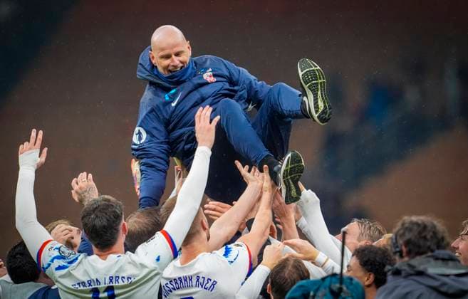 Football, World Cup qualification Italy Norway Milan, Italy 20251116 Norway s national team manager Stale Solbakken celebrates the 1 4 victory in the World Cup qualifying match in football between Norway and Italy at San Siro Photo Lise Aserud NTB Milano Italy EDITORIAL USE ONLY RESTRICTED USE FOR BETTING COMPANIES  Copyright: xLisexAserudx xNTBx