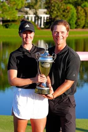 BELLEAIR, FL - NOVEMBER 16: LPGA, Golf Damen player Linn Grant poses for a photo with the check after winning The Annika driven by Gainbridge at Pelican on November 16, 2025, at the Pelican Golf Club in Belleair, Florida. (Photo by Brian Spurlock Icon Sportswire). BELLEAIR, FL - NOVEMBER 16: LPGA player Linn Grant poses for a photo with the trophy and her caddie Michael Curry after winning The Annika driven by Gainbridge at Pelican on November 16, 2025, at the Pelican Golf Club in Belleair, Florida. (Photo by Brian Spurlock Icon Sportswire). GOLF: NOV 16 LPGA The ANNIKA EDITORIAL USE ONLY Icon251116119