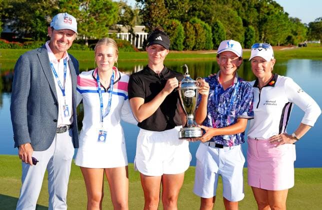 BELLEAIR, FL - NOVEMBER 16: LPGA, Golf Damen winner Linn Grant poses for a photo with Annika Sorenstam™s family after winning The Annika driven by Gainbridge at Pelican on November 16, 2025, at the Pelican Golf Club in Belleair, Florida. From left to right husband Mike McGee, daughter Ava McGee, Linn Grant, son Will McGee and Annika Sörenstam pose in the photo. (Photo by Brian Spurlock Icon Sportswire). GOLF: NOV 16 LPGA The ANNIKA EDITORIAL USE ONLY Icon251116121