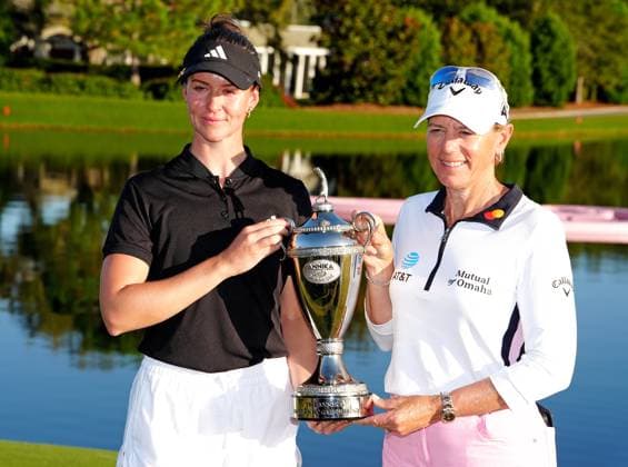 BELLEAIR, FL - NOVEMBER 16: LPGA, Golf Damen player Linn Grant poses for a photo with the trophy and Annika Sörenstam after winning The Annika driven by Gainbridge at Pelican on November 16, 2025, at the Pelican Golf Club in Belleair, Florida. (Photo by Brian Spurlock Icon Sportswire). GOLF: NOV 16 LPGA The ANNIKA EDITORIAL USE ONLY Icon251116111