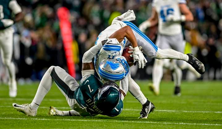 November 16, 2025, Philadelphia, Pa, USA: Philadelphia Eagles cornerback Kelee Ringo (7) tackles Detroit Lions wide receiver Kalif Raymond (11) during the NFL, American Football Herren, USA football matchup between the Detroit Lions and the Philadelphia Eagles at Lincoln Financial Field in Philadelphia, Pennsylvania on November 16, 2025. Cal Media Philadelphia USA - ZUMAcs17 20251116_faf_cs17_026 Copyright: xScottxSeriox
