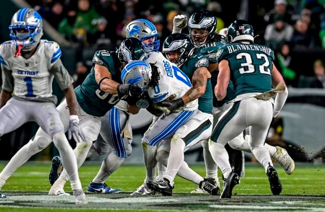 NFL, American Football Herren, USA 2025: Lions V Eagles NOV 16 November 16, 2025, Philadelphia, Pa, USA: Philadelphia Eagles surround Detroit Lions running back Jahmyr Gibbs (0) during the NFL football matchup between the Detroit Lions and the Philadelphia Eagles at Lincoln Financial Field in Philadelphia, Pennsylvania on November 16, 2025. Scott Serio Cal Media(Credit Image: Scott Serio Cal Sport Media) Philadelphia Pa USA EDITORIAL USE ONLY Copyright: xx ZUMA-20251116_faf_cs17_029.jpg ScottxSeriox csmphotothree444285
