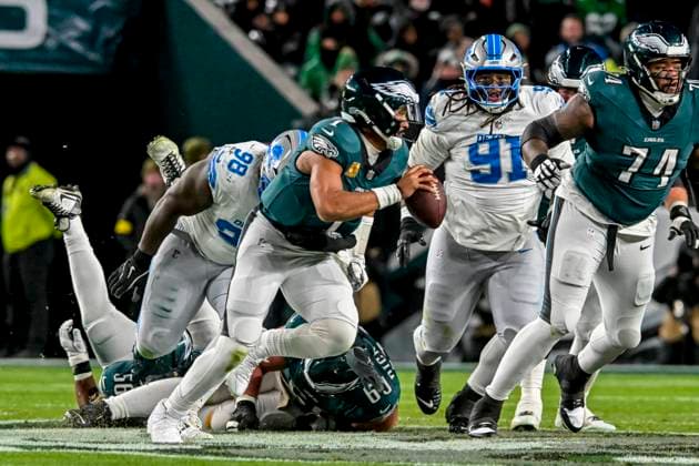 November 16, 2025, Philadelphia, Pa, USA: Detriot Lions defense pressures Philadelphia Eagles quarterback Jalen Hurts (1) as he scrambles during the NFL, American Football Herren, USA football matchup between the Detroit Lions and the Philadelphia Eagles at Lincoln Financial Field in Philadelphia, Pennsylvania on November 16, 2025. Cal Media Philadelphia USA - ZUMAcs17 20251116_faf_cs17_064 Copyright: xScottxSeriox