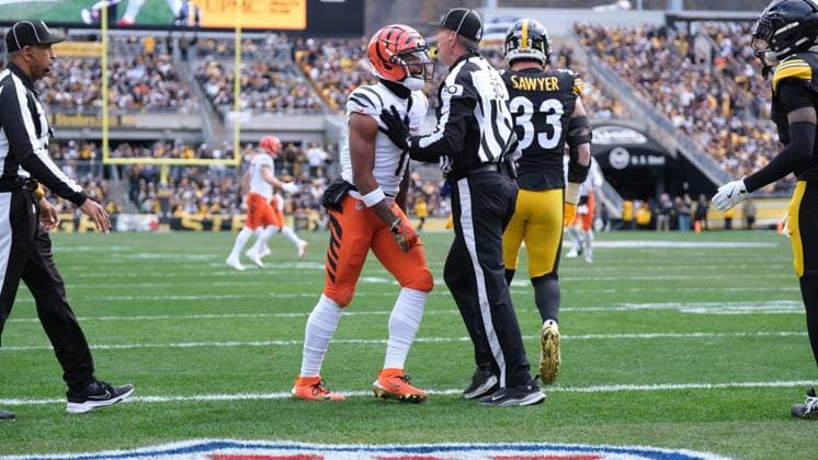 Nov 16, 2025: Ja Marr Chase 1 and Jalen Ramsey 5 battle each other during the 2025 Steelers vs Bengals game in Pittsburgh, PA. CSM Pittsburgh USA - ZUMAcp5_ 20251116_faf_cp5_146 Copyright: xJasonxPohuskix