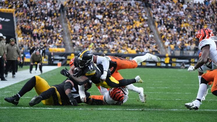 Nov 16, 2025: Kenneth Gainwell 14 during the 2025 Steelers vs Bengals game in Pittsburgh, PA. CSM Pittsburgh USA - ZUMAcp5_ 20251116_faf_cp5_185 Copyright: xJasonxPohuskix