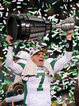 November 17, 2025, Winnipeg, Mb, CANADA: Saskatchewan Roughriders quarterback Trevor Harris (7) celebrates his win over the Montreal Alouettes in the 112th CFL Grey Cup, in Winnipeg on Sunday, Nov. 16, 2025. Canada News - November 17, 2025  - ZUMAc35_ 20251117_zaf_c35_038 Copyright: xDarrylxDyckx