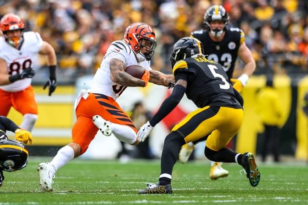 November 16, 2025, Pittsburgh, Pennsylvania, USA: Cincinnati Bengals running back CHASE BROWN (30) tries to elude Pittsburgh Steelers cornerback JALEN RAMSEY (5) during the NFL, American Football Herren, USA football game between the Pittsburgh Steelers and the Cincinnati Bengals at Acrisure Stadium in Pittsburgh, Pennsylvania. Pittsburgh USA - ZUMAg257 20251116_zsp_g257_091 Copyright: xBrentxGudenschwagerx