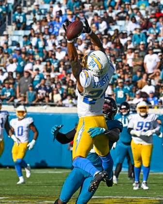 Chargers Cornerback Benjamin St-Juste just misses an interception in the third quarter as Jacksonville competes against Los Angeles at EverBank Stadium in Jacksonville, Florida on Sunday November 16, 2025. The Jaguars defeated the Chargers 35-6.  JAX20251116016 JOExMARINO  imago images 0840440147 IMAGO JOExMARINO