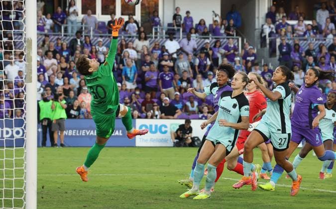 November 16, 2025, Orlando, Fl - Florida, USA: Gotham FC goalkeeper Ann-Katrin Berger (30) leaps to stop a goal attempt by Orlando Pride late in the match during the NWSL semifinal playoff match at Inter&Co Stadium in Orlando, Florida, on Sunday, Nov. 16, 2025. Gotham FC won the game 1-0. Orlando USA - ZUMAm67_ 20251116_zaf_m67_011 Copyright: xStephenxM.xDowellx