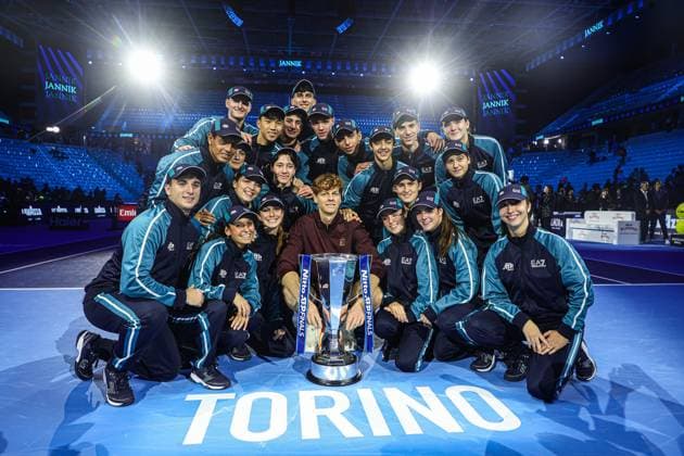 Nitto ATP, Tennis Herren Finals 2025 - Day 8 Jannik Sinner of Italy holds the trophy in the Final Men s Singles Round match against Carlos Alcaraz of Spain during day eight and the final of the Nitto ATP Finals 2025 at Inalpi Arena in Turin, Italy, on November 16, 2025. Turin Turin Italy  Copyright: xMiguelxReisx originalFilename:reis-notitle251116_np4zO.jpg
