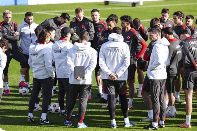 Ahead of Turkiye v Spain - FIFA World Cup, WM, Weltmeisterschaft, Fussball 2026 Qualifying match ISTANBUL, TURKIYE – NOVEMBER 17: Merih Demiral (C) and Irfan Can Kahveci (6th R) of Turkiye attend a training session ahead of the 2026 FIFA World Cup European Qualifiers Group E sixth and final match between Turkiye and Spain at Turkish Football Federation Hasan Dogan National Teams Camp and Training Facilities in Istanbul, Turkiye on November 18, 2025. Agit Erdi Ulukaya Anadolu Istanbul Turkey. Editorial use only. Please get in touch for any other usage.  Copyright: x2025xAnadoluxAgitxErdixUlukayax