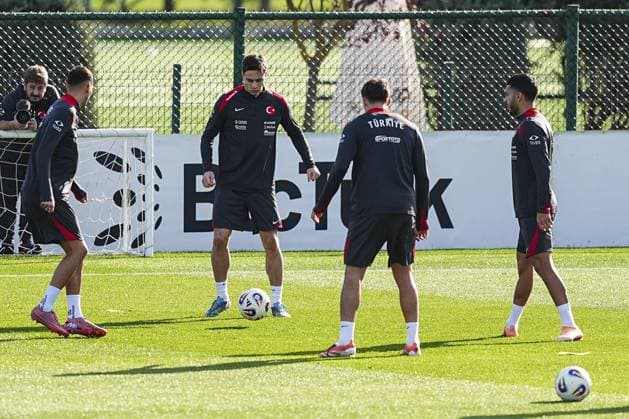 Ahead of Turkiye v Spain - FIFA World Cup, WM, Weltmeisterschaft, Fussball 2026 Qualifying match ISTANBUL, TURKIYE – NOVEMBER 17: Kenan Yildiz (2nd L) of Turkiye attends a training session ahead of the 2026 FIFA World Cup European Qualifiers Group E sixth and final match between Turkiye and Spain at Turkish Football Federation Hasan Dogan National Teams Camp and Training Facilities in Istanbul, Turkiye on November 18, 2025. Agit Erdi Ulukaya Anadolu Istanbul Turkey. Editorial use only. Please get in touch for any other usage.  Copyright: x2025xAnadoluxAgitxErdixUlukayax