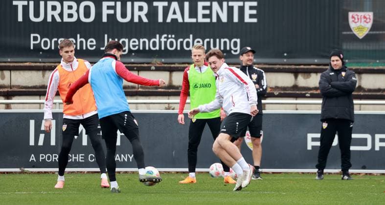 17.11.25 VfB Stuttgart Training Deutschland, Stuttgart, 17.11.2025, Fussball, Bundesliga, Saison 2025 2026, VfB Stuttgart Training: v.l. Ramon Hendriks, Leonidas Stergiou, Chris Führich, Angelo Stiller.