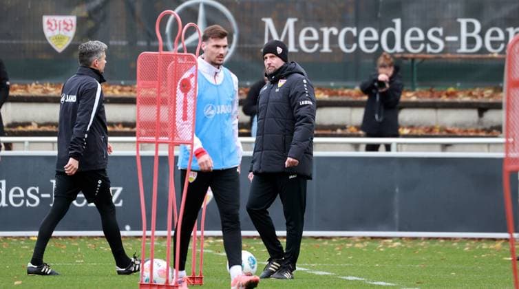 17.11.25 VfB Stuttgart Training Deutschland, Stuttgart, 17.11.2025, Fussball, Bundesliga, Saison 2025 2026, VfB Stuttgart Training: Sebastian Hoeneß (Trainer).