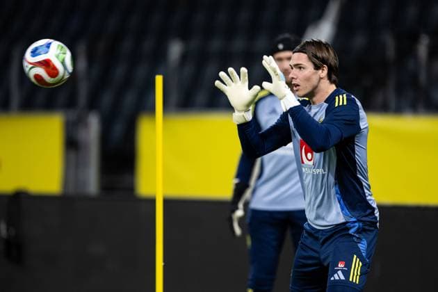 251117 Goalkeeper Jacob Widell Zetterström of the Swedish men s national football team during a training session on November 17, 2025 in Stockholm. Photo: Jesper Zerman BILDBYRAN kod JZ JZ0647 fotboll football soccer fotball vm-kval kval FIFA World Cup, WM, Weltmeisterschaft, Fussball qualifier qualifier träning practice training sverige sweden sverige a bbeng Copyright: JESPERxZERMAN BB251117JZ005