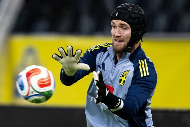 251117 Goalkeeper Noel Törnqvist of the Swedish men s national football team during a training session on November 17, 2025 in Stockholm. Photo: Jesper Zerman BILDBYRAN kod JZ JZ0647 fotboll football soccer fotball vm-kval kval FIFA World Cup, WM, Weltmeisterschaft, Fussball qualifier qualifier träning practice training sverige sweden sverige a bbeng Copyright: JESPERxZERMAN BB251117JZ009