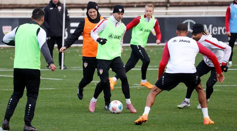 BAU 17.11..2025 Stuttgart Fußball VfB Stuttgart Training, v.l. Co-Trainer Malik Fathi, Co-Trainer David Crecidlo, Maximilian Mittelstädt, Josha Vagnoman, Lorenz Assignon