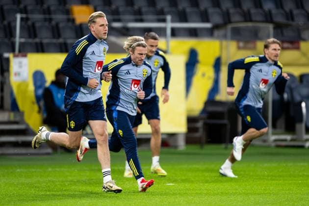 251117 Herman Johansson and Emil Forsberg of the Swedish men s national football team during a training session on November 17, 2025 in Stockholm. Photo: Jesper Zerman BILDBYRAN kod JZ JZ0647 fotboll football soccer fotball vm-kval kval FIFA World Cup, WM, Weltmeisterschaft, Fussball qualifier qualifier träning practice training sverige sweden sverige a bbeng Copyright: JESPERxZERMAN BB251117JZ020