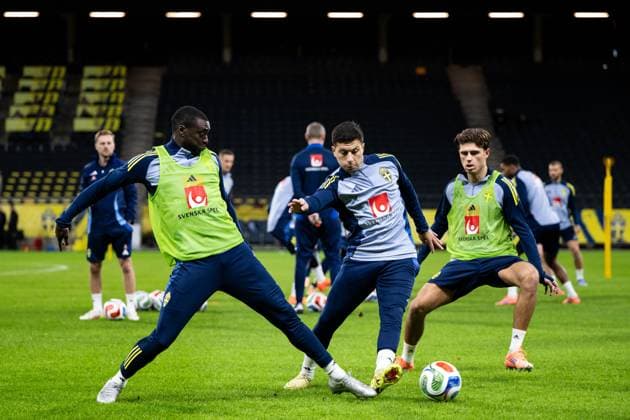 251117 Ken Sema, Roony Bardghji and Besfort Zeneli of the Swedish men s national football team during a training session on November 17, 2025 in Stockholm. Photo: Jesper Zerman BILDBYRAN kod JZ JZ0647 fotboll football soccer fotball vm-kval kval FIFA World Cup, WM, Weltmeisterschaft, Fussball qualifier qualifier träning practice training sverige sweden sverige a bbeng Copyright: JESPERxZERMAN BB251117JZ024