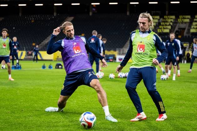 251117 Gustav Lundgren and Emil Forsberg of the Swedish men s national football team during a training session on November 17, 2025 in Stockholm. Photo: Jesper Zerman BILDBYRAN kod JZ JZ0647 fotboll football soccer fotball vm-kval kval FIFA World Cup, WM, Weltmeisterschaft, Fussball qualifier qualifier träning practice training sverige sweden sverige a bbeng Copyright: JESPERxZERMAN BB251117JZ026