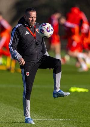 Football - FIFA World Cup, WM, Weltmeisterschaft, Fussball 2026 - Qualifying - Group J - Wales v North Macedonia - MD-1 CARDIFF, WALES - Monday, November 17, 2025: Wales manager Craig Bellamy during a training session at the Vale Resort ahead of the FIFA World Cup Qualifying Group J match between Wales and North Macedonia. (Photo by David Rawcliffe Propaganda) CARDIFF Cardiff City Stadium CARDIFF WALES  Copyright: xDavidxRawcliffex P2025-11-17-Wales_North_Macedonia_MD_1-15