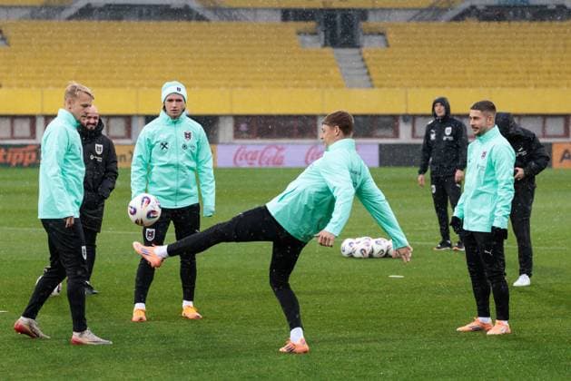 SOCCER - FIFA WC quali, AUT vs BIH VIENNA,AUSTRIA,17.NOV.25 - FIFA World Cup, WM, Weltmeisterschaft, Fussball 2026, European Qualifiers, group stage, OEFB international match, Länderspiel, Nationalmannschaft Austria vs Bosnia and Herzegovina, preview, training AUT. Image shows Marco Gruell, assistant coach Onur Cinel, Patrick Wimmer, Alexander Prass and Romano Schmid (AUT). GEPAxpictures xArminxRauthner