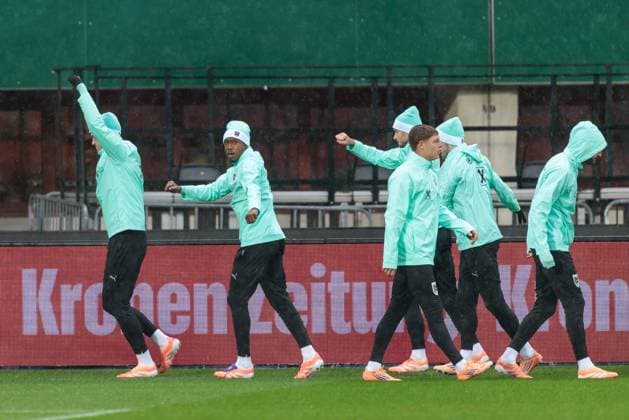 SOCCER - FIFA WC quali, AUT vs BIH VIENNA,AUSTRIA,17.NOV.25 - FIFA World Cup, WM, Weltmeisterschaft, Fussball 2026, European Qualifiers, group stage, OEFB international match, Länderspiel, Nationalmannschaft Austria vs Bosnia and Herzegovina, preview, training AUT. Image shows David Alaba (AUT) and the team of AUT. GEPAxpictures xArminxRauthner
