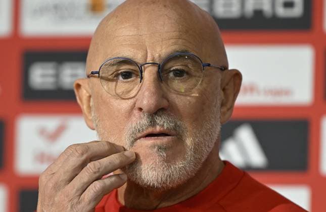 Ahead of Turkiye v Spain - FIFA World Cup, WM, Weltmeisterschaft, Fussball 2026 Qualifying match SEVILLE, SPAIN – NOVEMBER 17: Head coach of Spain Luis de la Fuente speaks during a press conference, PK, Pressekonferenz at Estadio La Cartuja ahead of the 2026 FIFA World Cup European Qualifiers Group E sixth and final match between Turkiye and Spain in Seville, Spain on November 17, 2025. Burak Akbulut Anadolu Seville Spain. Editorial use only. Please get in touch for any other usage.  Copyright: x2025xAnadoluxBurakxAkbulutx