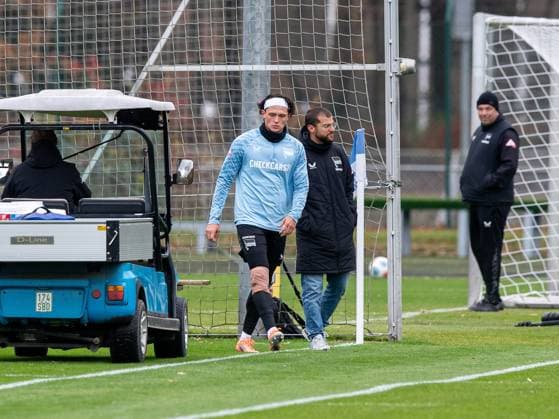 Fussball, Herren, Saison 2025 26, 2. Bundesliga, Hertha BSC, Training, Fabian Reese (Hertha BSC) mit bandagiertem rechten Knie, 17.11. 2025,