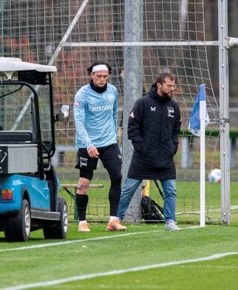 Fussball, Herren, Saison 2025 26, 2. Bundesliga, Hertha BSC, Training, Fabian Reese (Hertha BSC) mit bandagiertem rechten Knie, 17.11. 2025,