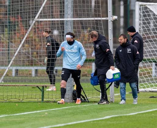 Fussball, Herren, Saison 2025 26, 2. Bundesliga, Hertha BSC, Training, Fabian Reese (Hertha BSC) mit bandagiertem rechten Knie, 17.11. 2025,