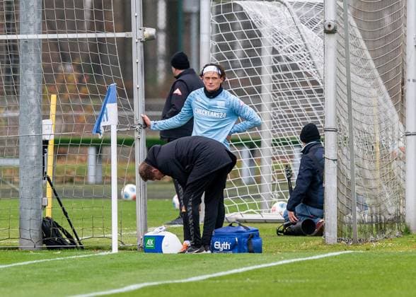 Fussball, Herren, Saison 2025 26, 2. Bundesliga, Hertha BSC, Training, Fabian Reese (Hertha BSC) mit bandagiertem rechten Knie, 17.11. 2025, *** Soccer, Men, Season 2025 26, 2 Bundesliga, Hertha BSC, Training, Fabian Reese Hertha BSC with bandaged right knee, 17 11 2025, Copyright: xSebastianxRäppold MatthiasxKochx