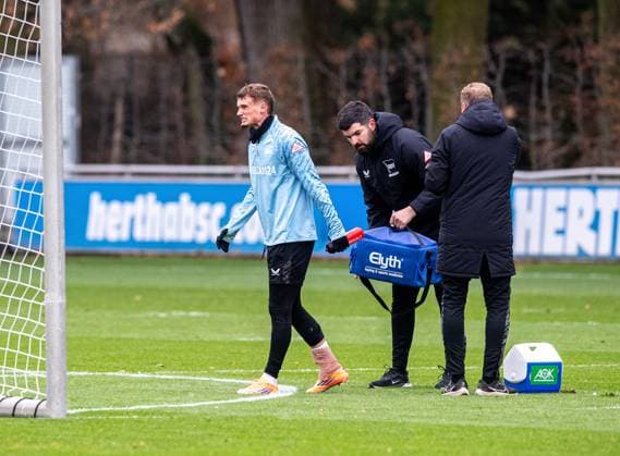 Fussball, Herren, Saison 2025 26, 2. Bundesliga, Hertha BSC, Training, Michael Cuisance (Hertha BSC) mit bandagiertem rechten Knöchel, 17.11. 2025,