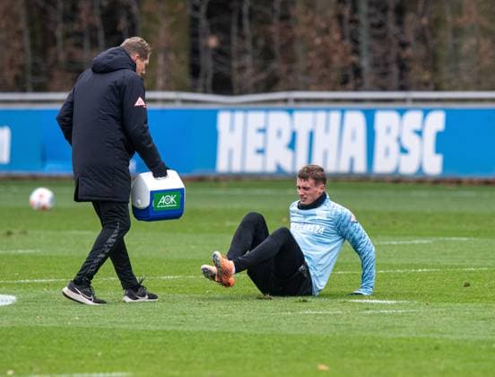 Fussball, Herren, Saison 2025 26, 2. Bundesliga, Hertha BSC, Training, Michael Cuisance (Hertha BSC) am Boden, 17.11. 2025,