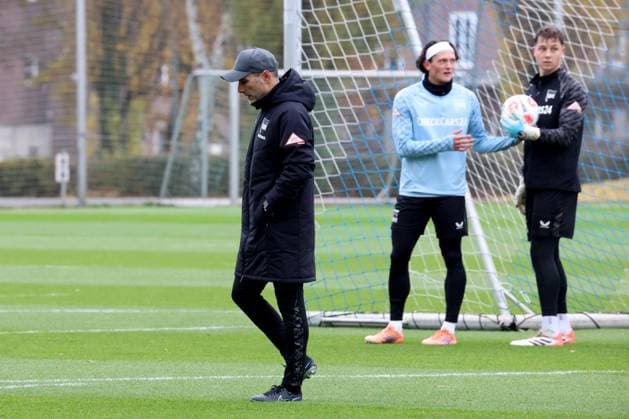DEU, DFL, 2. FBL Hertha BSC, Training, 17.11.2025, Sportforum, Berlin, DEU, DFL, 2. FBL Hertha BSC, Training, im Bild Cheftrainer Stefan Leitl (Hertha BSC Berlin), Fabian Reese (Hertha BSC Berlin 11), Tjark Ernst (Hertha BSC Berlin 1) DFL - regulations prohibit any use of Photographs as image sequences and or quasi-video